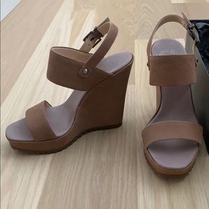 Vince Camuto NWT size 7 Wedge tan